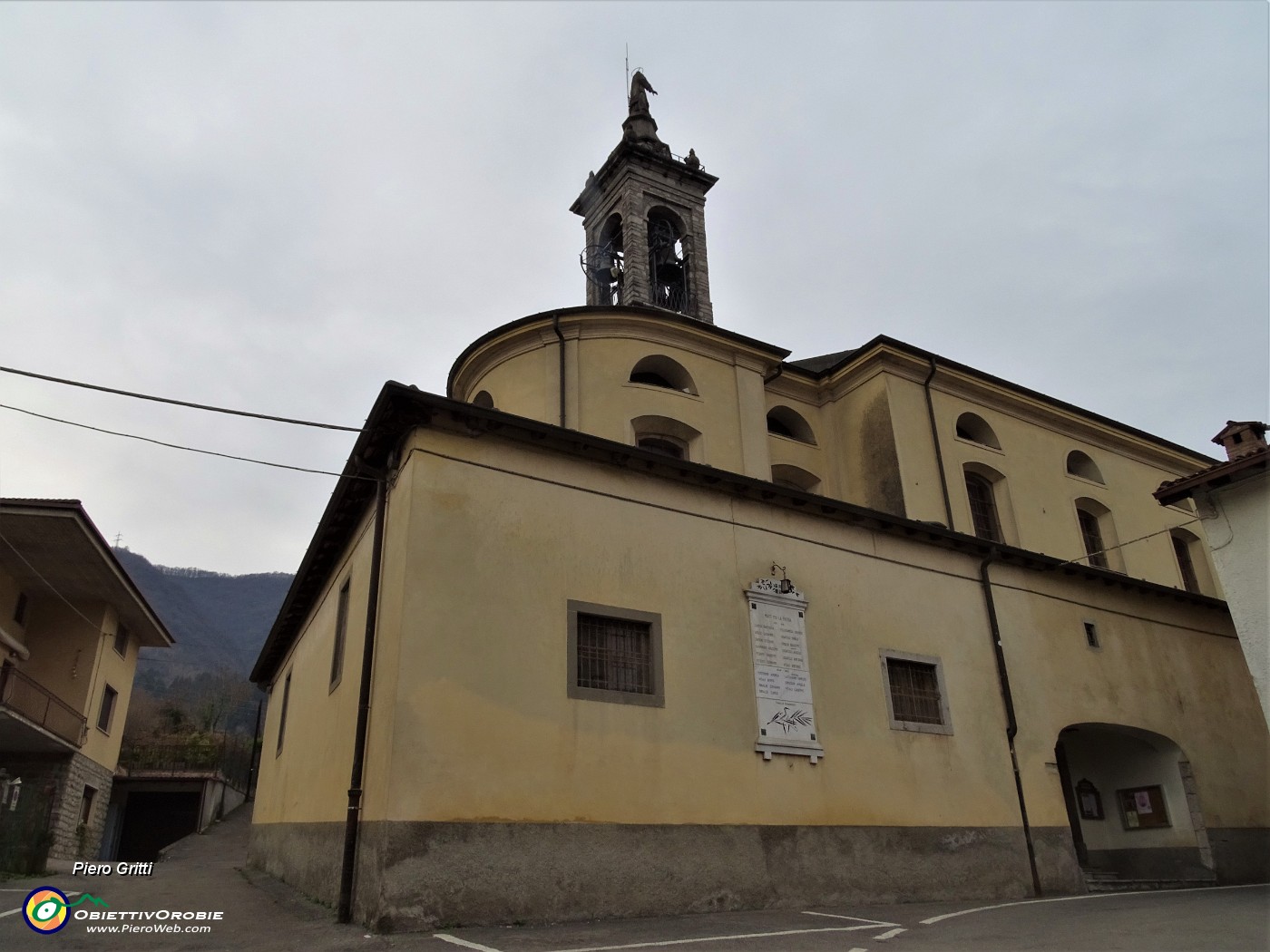 14 Salgo a destra della chiesa parrocchiale S. Stefano di Poscante.JPG